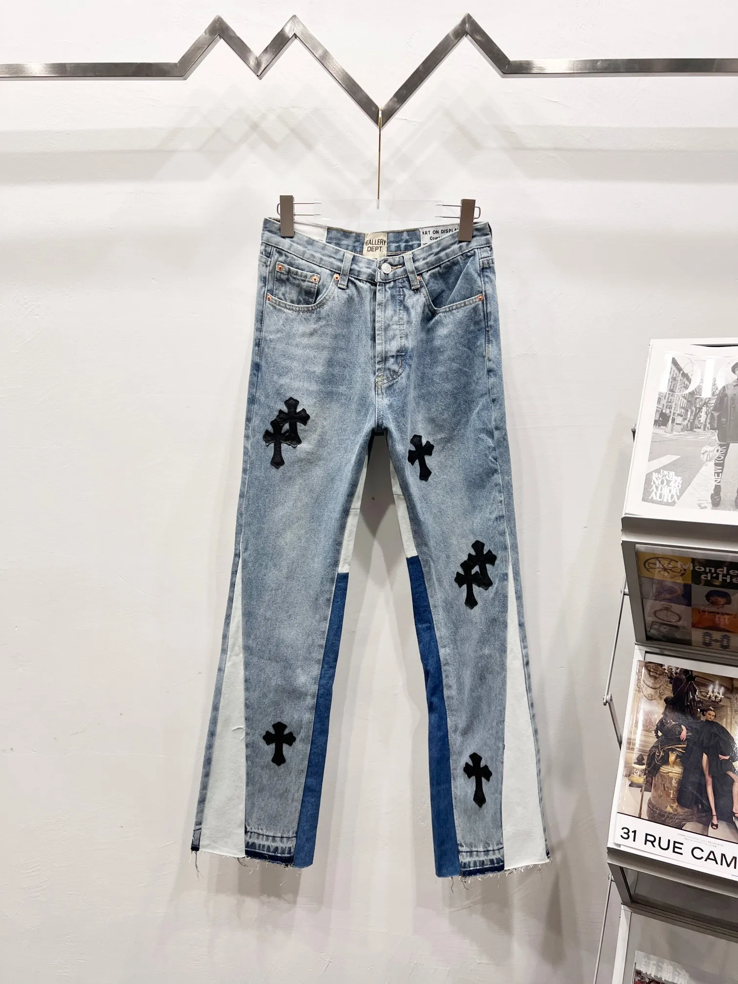 P260 Style No.: (c065) GALLERY DEPT spliced cross loose washed flared jeans, truly restoring the ultimate texture of Vintage. The original hardware accessories, washed and other elevators, QR code analysis are all purchased from the original factory, high degree of restoration, you are welcome to compare the products~ Three-dimensional version, loose and comfortable, not picky about the figure, taller and slimmer, factory Seiko, original factory quality control, same style for men and women, can be matched with couples, versatile recommendation, must-have jeans for all seasons, fashionable people have been disappointed From the quality selection of fabrics, the tailoring of details, and the matching of patterns, everything is impeccable! The upper body is so handsome when worn...it can be easily worn by men, women and children! The craftsmanship uses heavy-duty washed pure cotton denim fabric. After washing, it is soft and thick. It is very stylish when worn on the body. Size: 28, 30, 32, 34, 36 (S-XXL) Color: Stitching